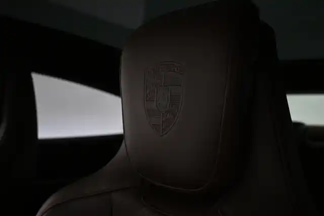 Valkoinen Sedan, Porsche Taycan – VAR-24385