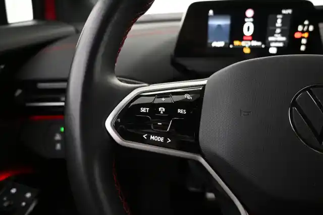 Punainen Maastoauto, Volkswagen ID.4 – VAR-24554