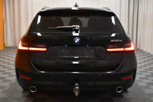 Musta Farmari, BMW 330 – VAR-24892