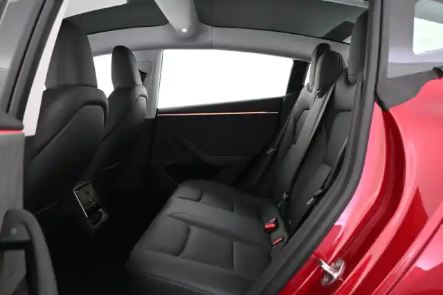 Punainen Sedan, Tesla Model 3 – VAR-25445