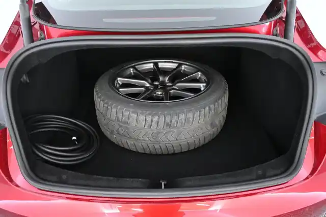 Punainen Sedan, Tesla Model 3 – VAR-25445