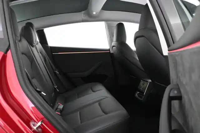 Punainen Sedan, Tesla Model 3 – VAR-25445