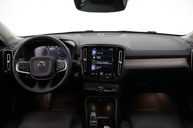 Musta Maastoauto, Volvo XC40 – VAR-25477