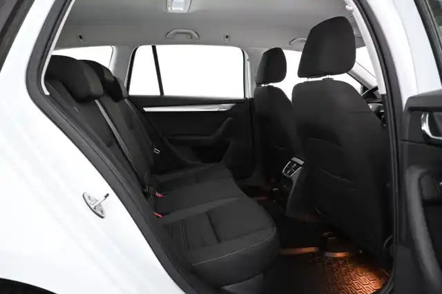 Valkoinen Farmari, Skoda Octavia – VAR-25676