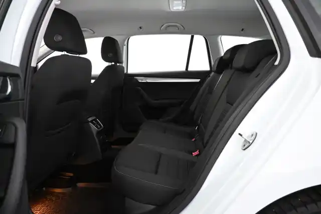 Valkoinen Farmari, Skoda Octavia – VAR-25676