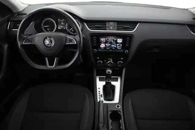 Valkoinen Farmari, Skoda Octavia – VAR-25676