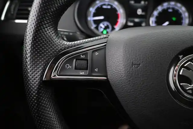 Valkoinen Farmari, Skoda Octavia – VAR-25676