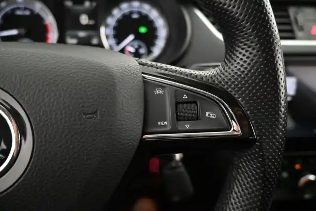 Valkoinen Farmari, Skoda Octavia – VAR-25676