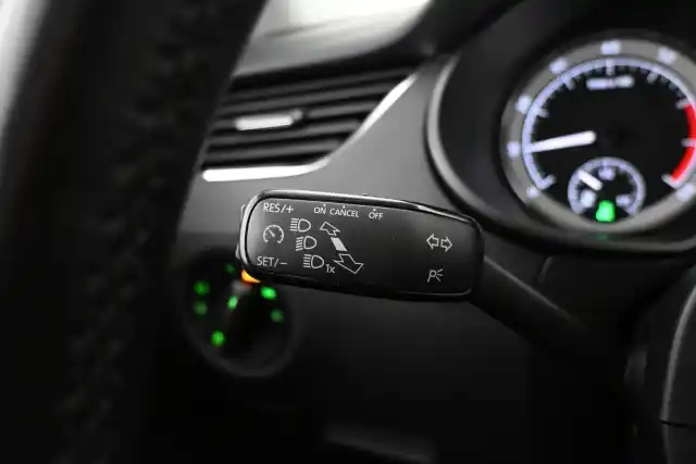 Valkoinen Farmari, Skoda Octavia – VAR-25676