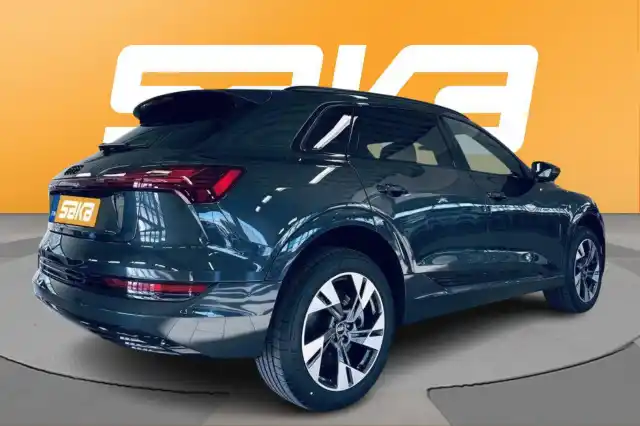 Harmaa Maastoauto, Audi e-tron – VAR-25705