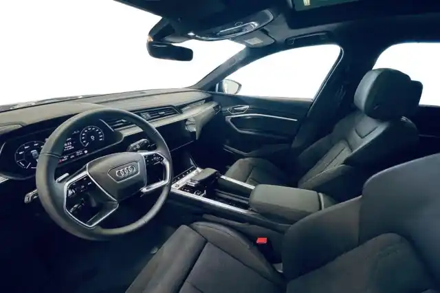 Harmaa Maastoauto, Audi e-tron – VAR-25705