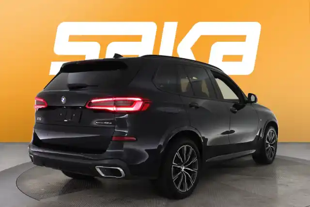 Musta Maastoauto, BMW X5 – VAR-25727