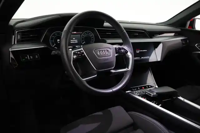 Punainen Maastoauto, Audi Q8 e-tron – VAR-26220