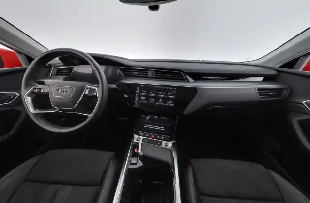 Punainen Maastoauto, Audi Q8 e-tron – VAR-26253