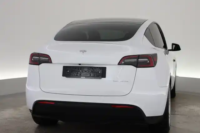 Valkoinen Maastoauto, Tesla Model Y – VAR-26289