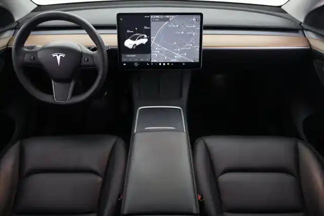 Valkoinen Maastoauto, Tesla Model Y – VAR-26289