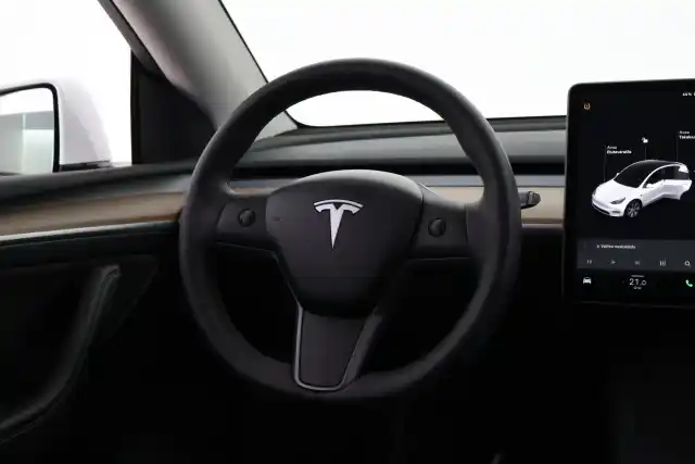 Valkoinen Maastoauto, Tesla Model Y – VAR-26289