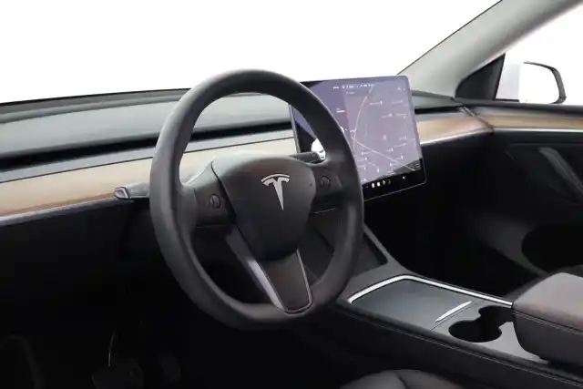 Valkoinen Maastoauto, Tesla Model Y – VAR-26289