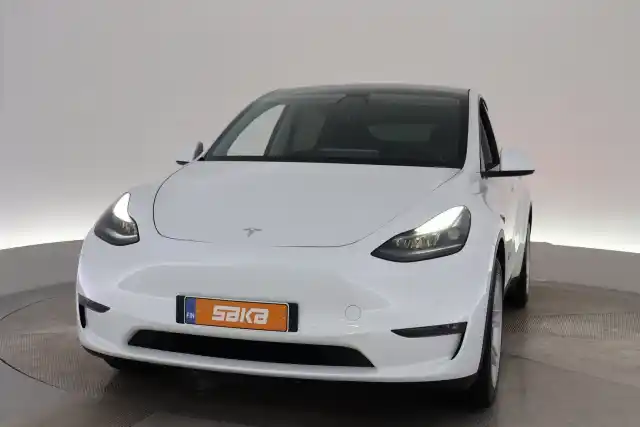 Valkoinen Maastoauto, Tesla Model Y – VAR-26289