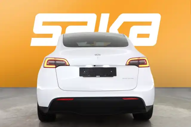 Valkoinen Maastoauto, Tesla Model Y – VAR-26289