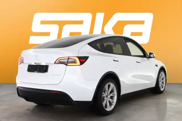 Valkoinen Maastoauto, Tesla Model Y – VAR-26289