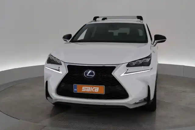 Valkoinen Maastoauto, Lexus NX – VAR-26635