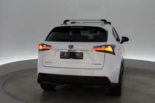 Valkoinen Maastoauto, Lexus NX – VAR-26635