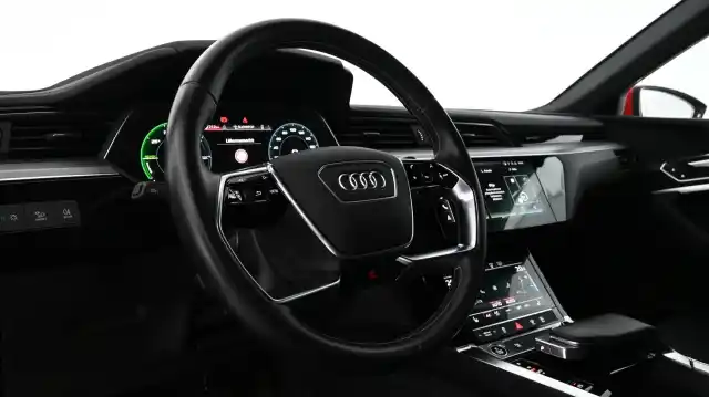 Punainen Maastoauto, Audi e-tron – VAR-26718