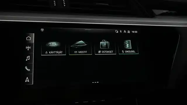 Punainen Maastoauto, Audi e-tron – VAR-26718