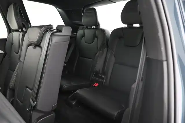 Musta Maastoauto, Volvo XC90 – VAR-26727