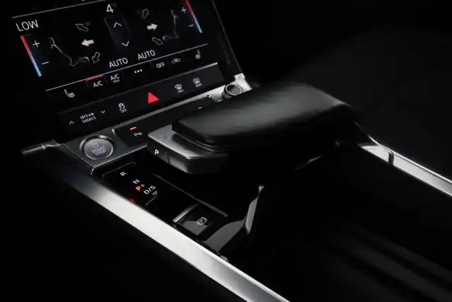 Musta Maastoauto, Audi e-tron – VAR-26838