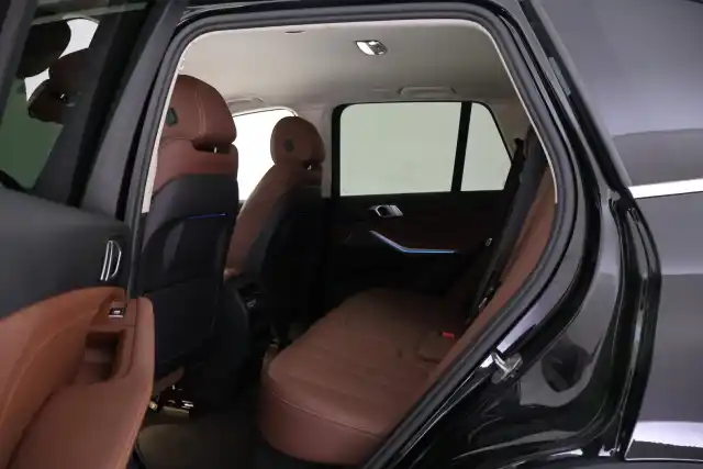 Musta Maastoauto, BMW X5 – VAR-27098