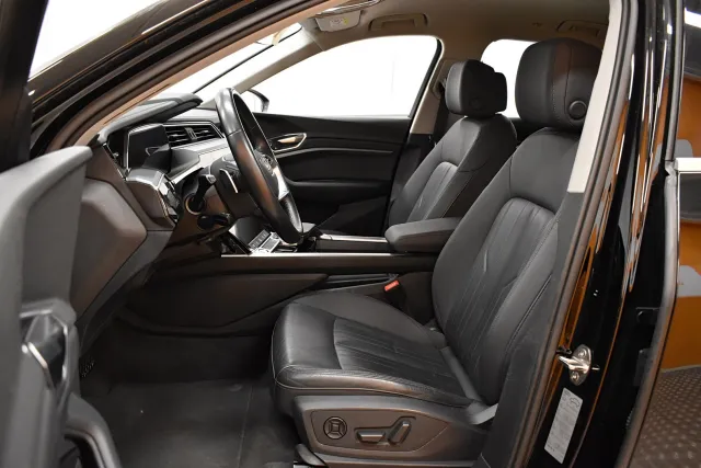 Musta Maastoauto, Audi e-tron – VAR-27152