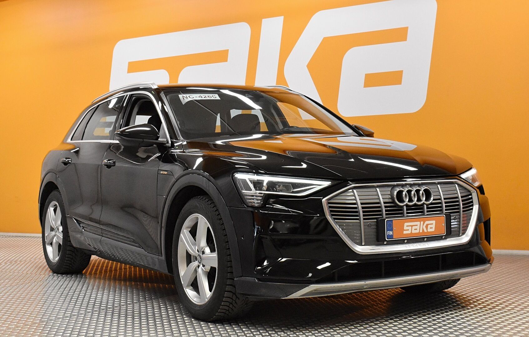 Musta Maastoauto, Audi e-tron – VAR-27152