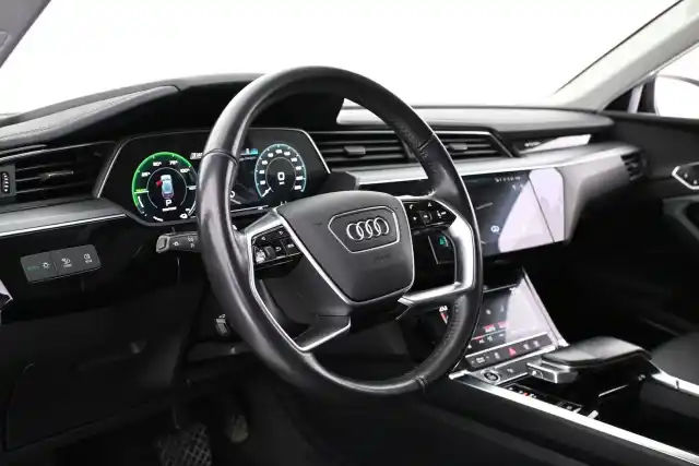 Musta Maastoauto, Audi e-tron – VAR-27218