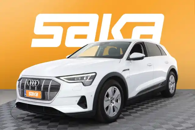 Valkoinen Maastoauto, Audi e-tron – VAR-27407