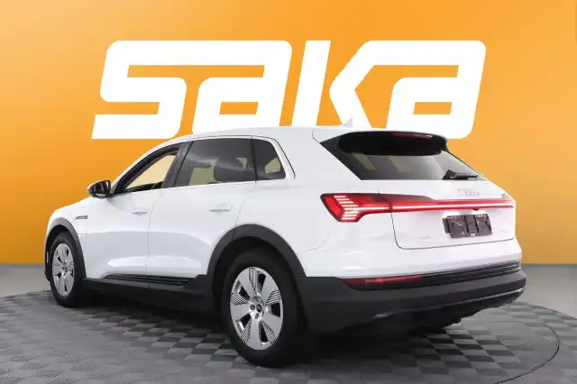 Valkoinen Maastoauto, Audi e-tron – VAR-27407