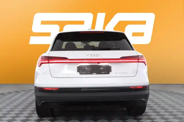 Valkoinen Maastoauto, Audi e-tron – VAR-27407