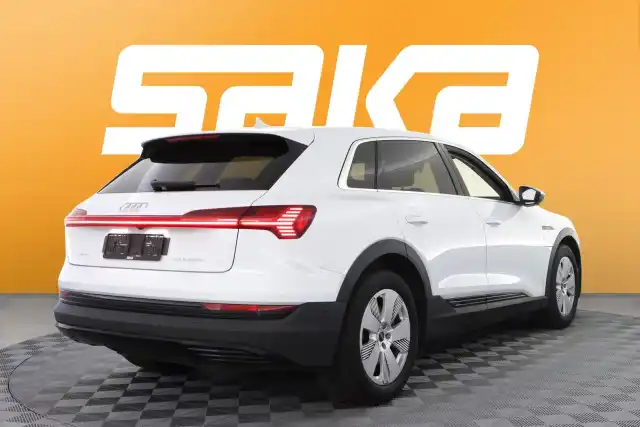 Valkoinen Maastoauto, Audi e-tron – VAR-27407