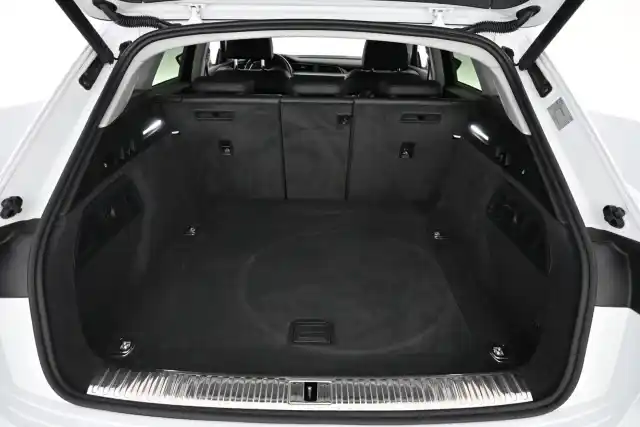 Valkoinen Maastoauto, Audi e-tron – VAR-27407