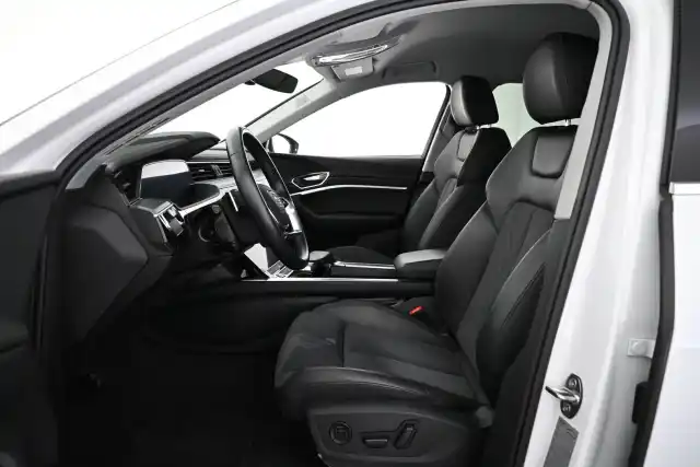 Valkoinen Maastoauto, Audi e-tron – VAR-27407