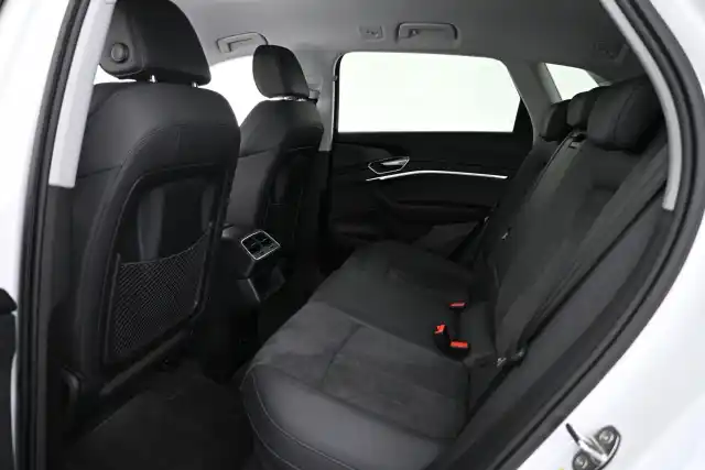Valkoinen Maastoauto, Audi e-tron – VAR-27407