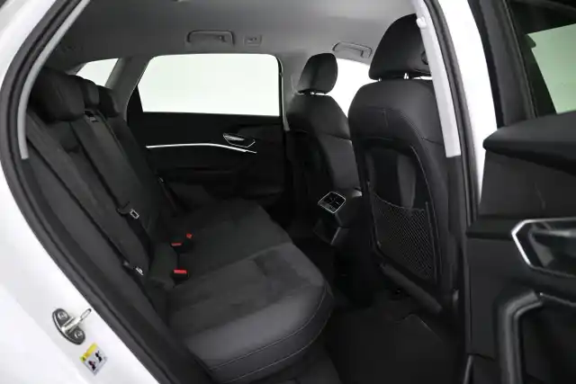 Valkoinen Maastoauto, Audi e-tron – VAR-27407