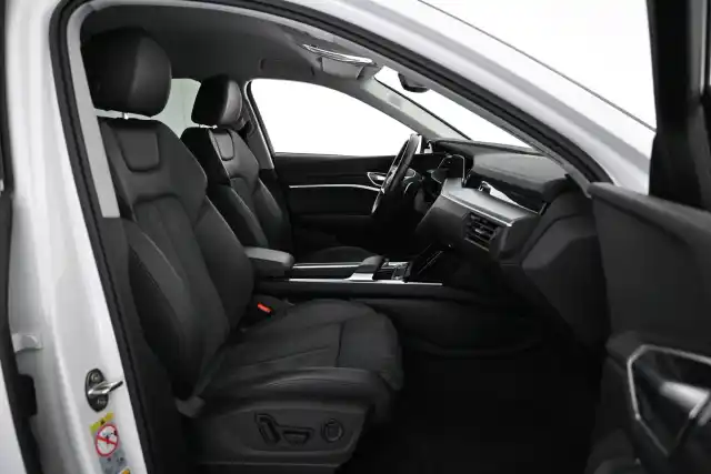 Valkoinen Maastoauto, Audi e-tron – VAR-27407