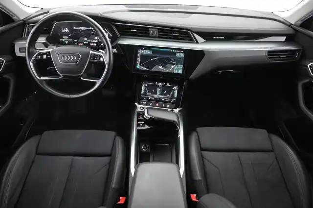 Valkoinen Maastoauto, Audi e-tron – VAR-27407