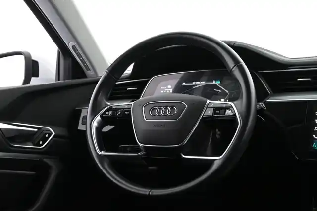 Valkoinen Maastoauto, Audi e-tron – VAR-27407