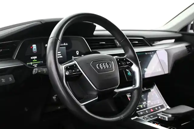 Valkoinen Maastoauto, Audi e-tron – VAR-27407