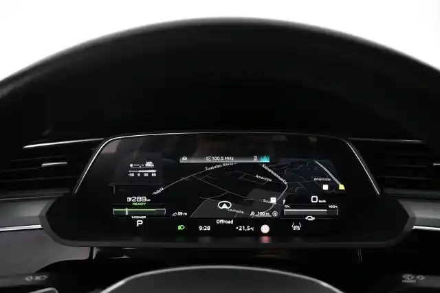 Valkoinen Maastoauto, Audi e-tron – VAR-27407
