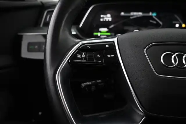 Valkoinen Maastoauto, Audi e-tron – VAR-27407
