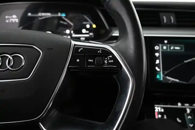 Valkoinen Maastoauto, Audi e-tron – VAR-27407